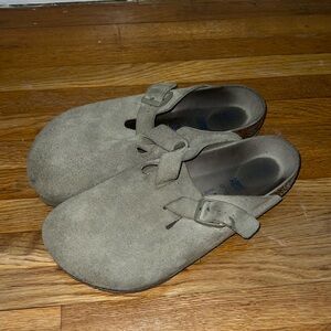 Taupe Birkenstock Boston clogs size 8-8.5